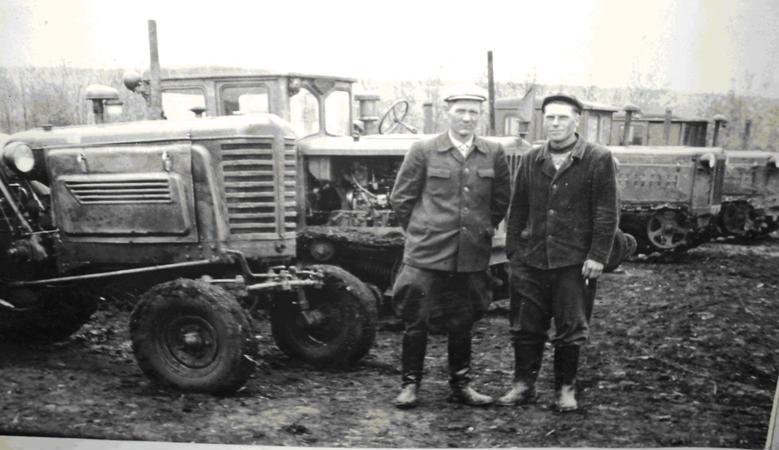 Файл:Перші трактори сти Митрофанівки.jpg