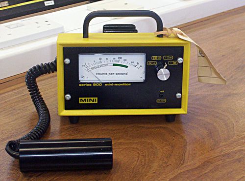 1280px-Geiger counter.jpg