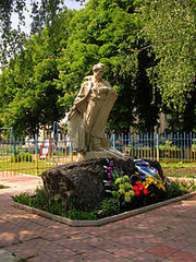 Taras Shevchenko Monument in Novomyrhorod.jpg